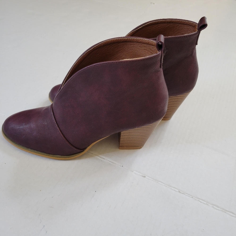 Weeboo Ramona Split Front Wine Colored Stacked Heel Booties Ladies 6.5